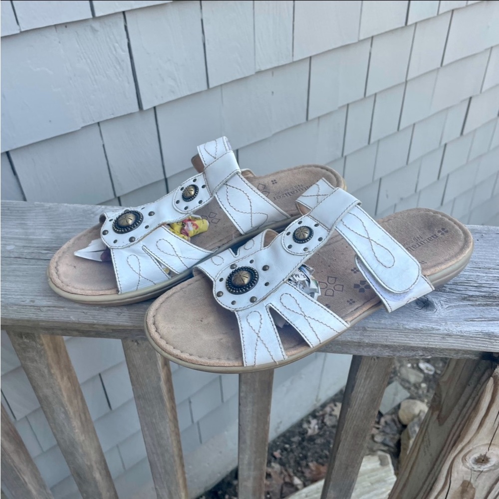 Beaded gold-detailed sandals!